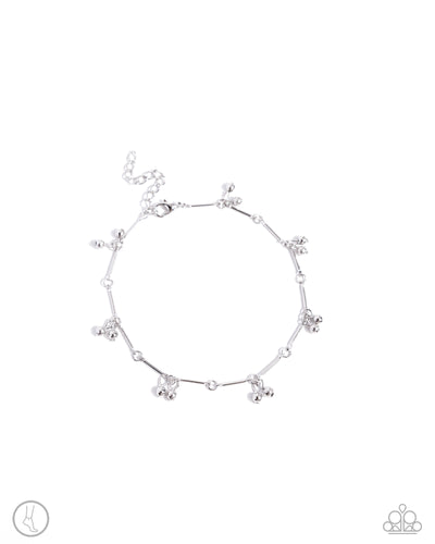 A duo of silver beads attached to silver jump rings and silver rings alternate with dainty bowing silver bars for a monochromatic opulence around the ankle. Features an adjustable clasp closure. 