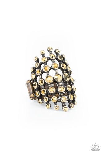 Featuring glistening brass fittings, a sparkly series of aurum rhinestones interlock into an edgy grid across the finger for a spellbinding look. Features a stretchy band for a flexible fit.<