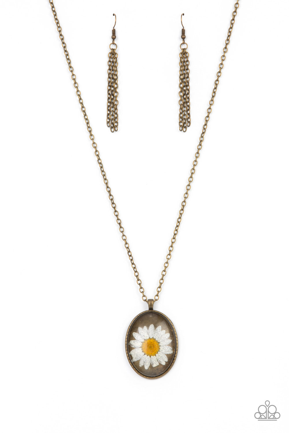 Featuring a rustic brass backdrop, a white daisy is encased inside a glassy silver frame at the bottom of an antiqued brass chain for a romantically rustic look. Features an adjustable clasp closure. 