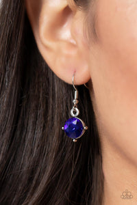 A sparkly row of oversized blue gems regally sit atop emerald cut smoky rhinestone bases as they delicately link along a dainty silver chain below the collar, resulting in a royal glamorous centerpiece. Features an adjustable clasp closure.